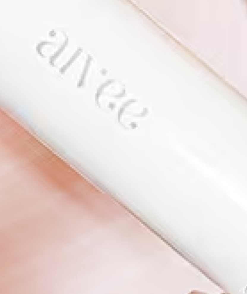 A closer view of the Aivee Glass applicator tip above an ampoule